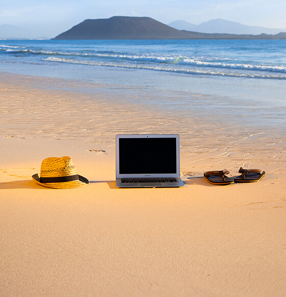 Teletrabajo en la orilla de la playa