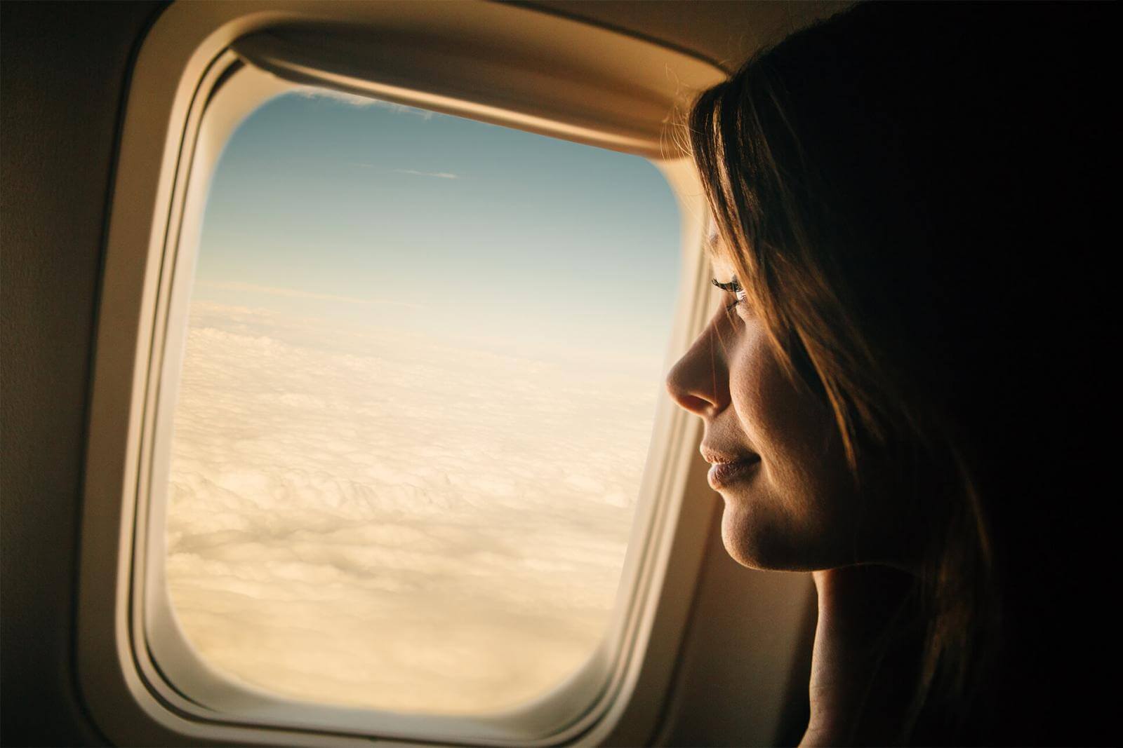 chica-viajando-ventana-avion