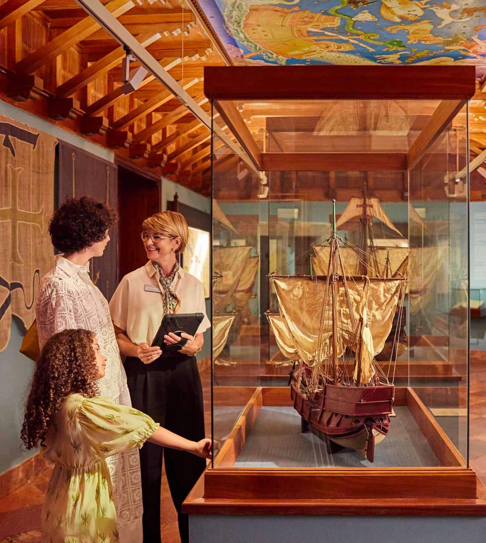 Interior of a historical museum with pieces that reflect cultural heritage and ancestral legacy.