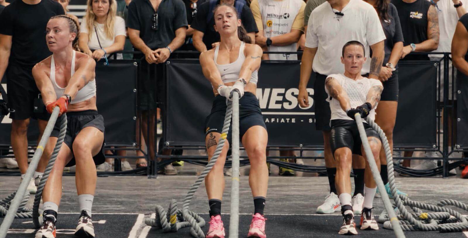 Manuela García and other athletes compete in a rope-pulling event during HYROX.