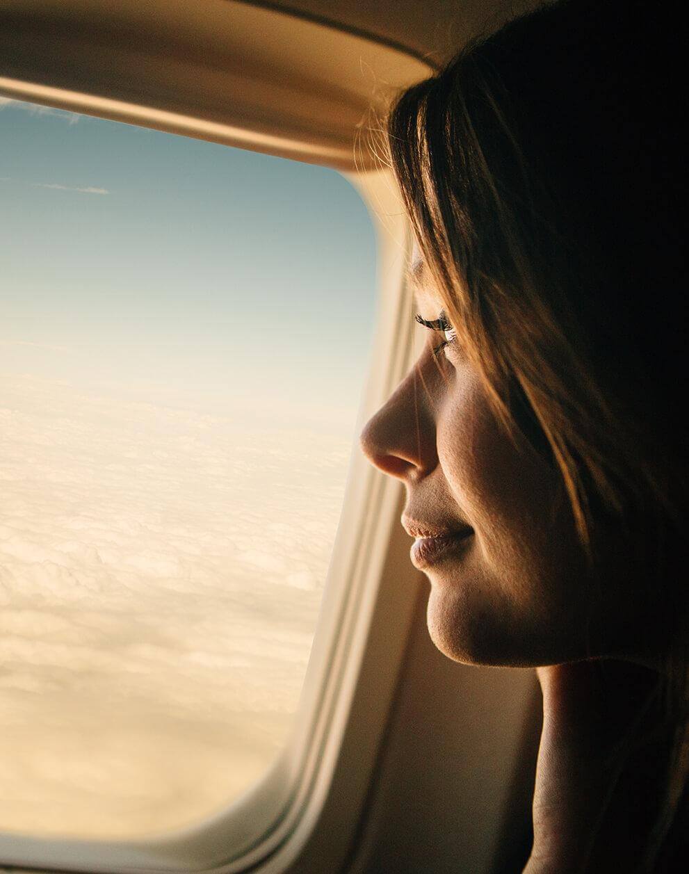 chica-viajando-ventana-avion