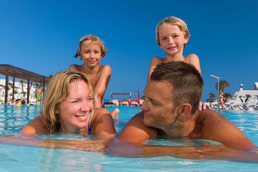 Familia en piscina