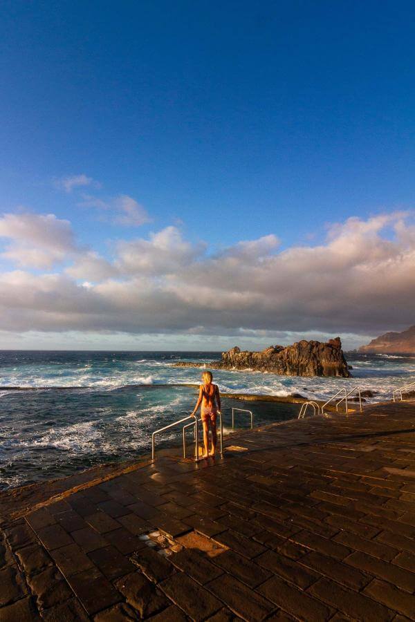 Baño entre rocas volcánicas y paseo junto al mar en familia - galeria3